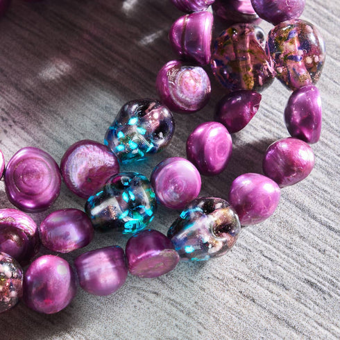 Violette Schatten | 925er Sterlingsilber | Lila Süßwasserperle x Glühwürmchen-Glas-Totenkopf-Armband